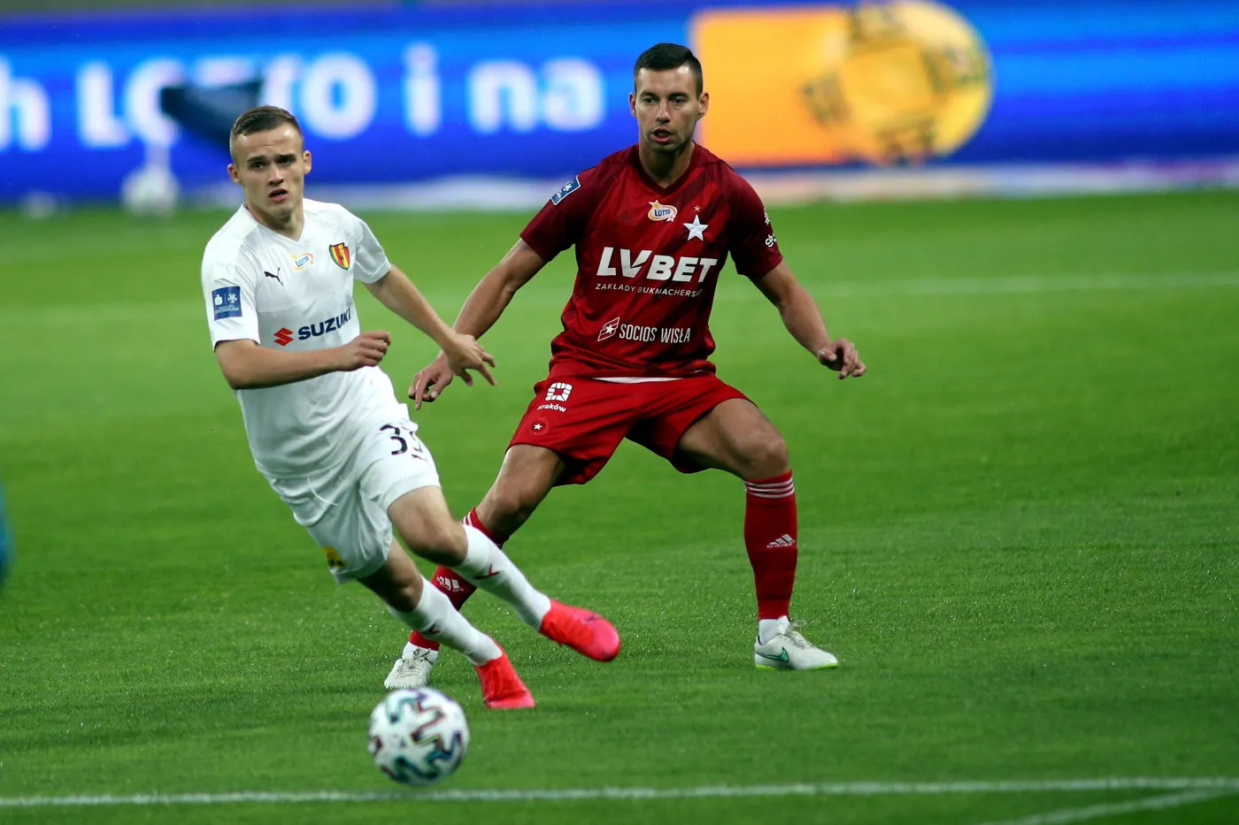 Piłkarz Wisły Kraków Maciej Sadlok (P) i Daniel Szelągowski (L) z Korony Kielce podczas meczu grupy spadkowej Ekstraklasy