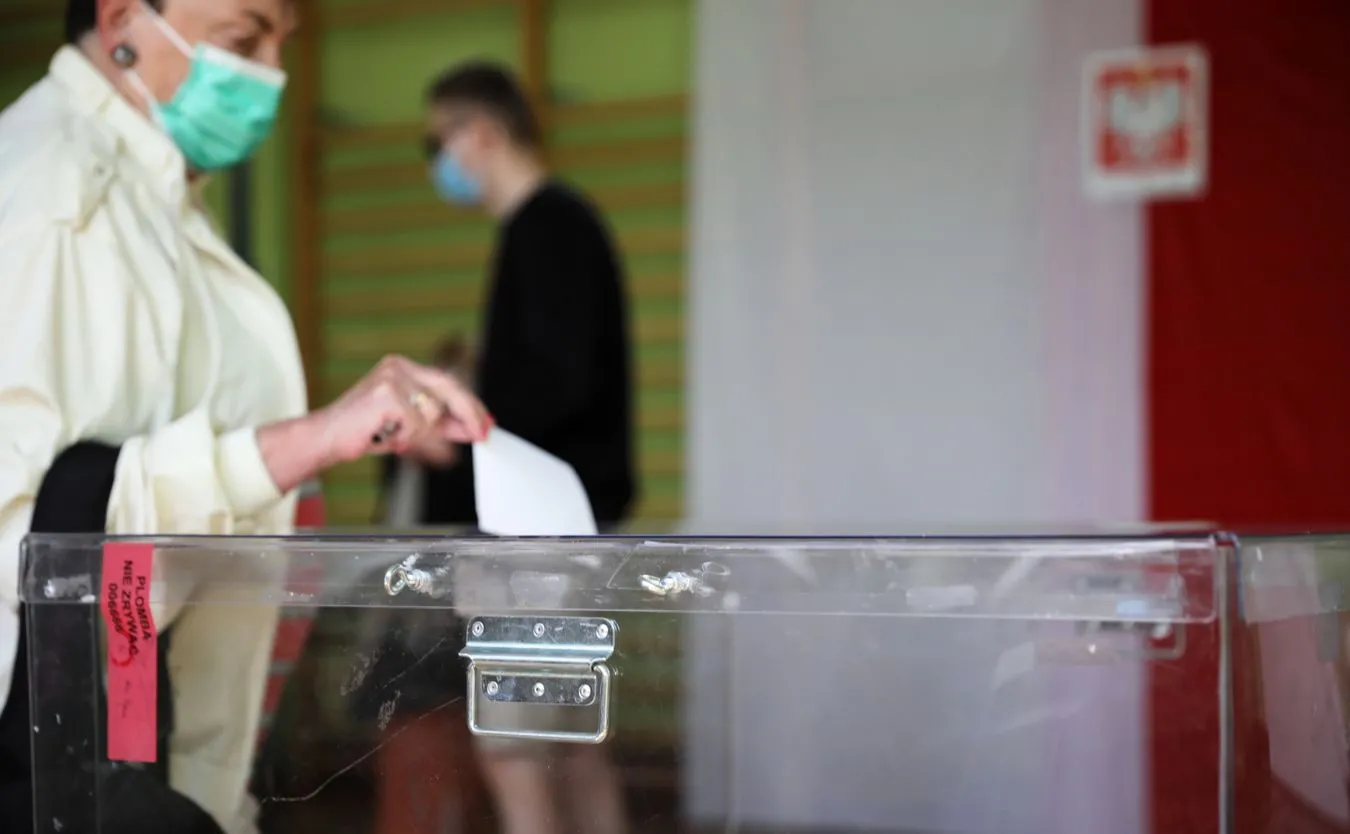 Wybory prezydenckie 2020. Kolejki do lokali wyborczych m.in. w Warszawie i Krakowie