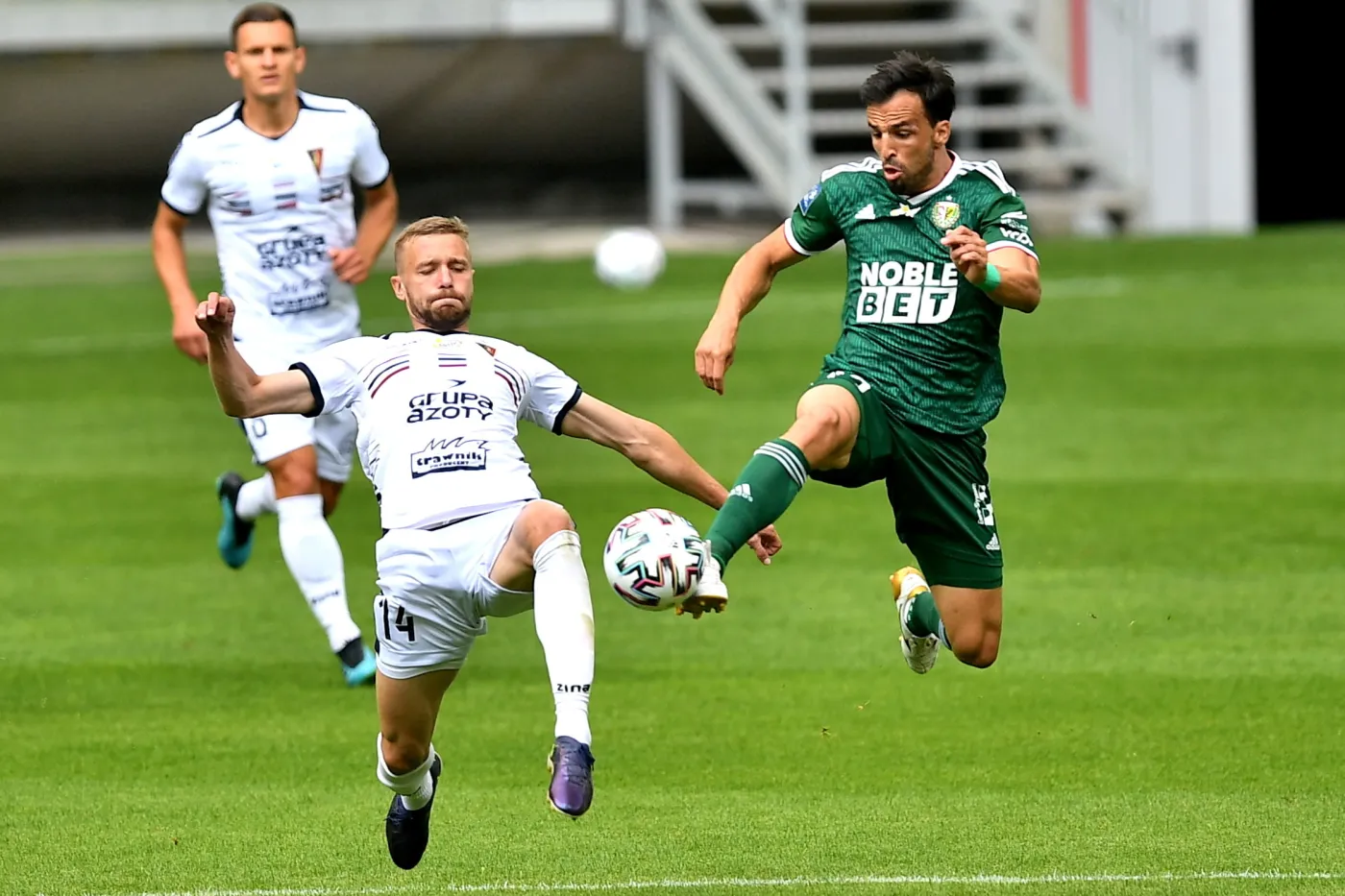 Piłkarz Śląska Wrocław Filip Marković (P) oraz Damian Dąbrowski (L) i Kamil Drygas (C) z Pogoni Szczecin podczas meczu grupy mistrzowskiej Ekstraklasy