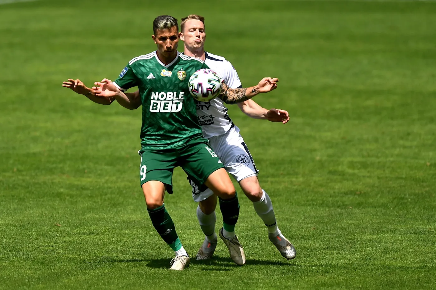  Piłkarz Śląska Wrocław Erik Exposito (L) i Mariusz Malec (P) z Pogoni Szczecin podczas meczu grupy mistrzowskiej Ekstraklasy