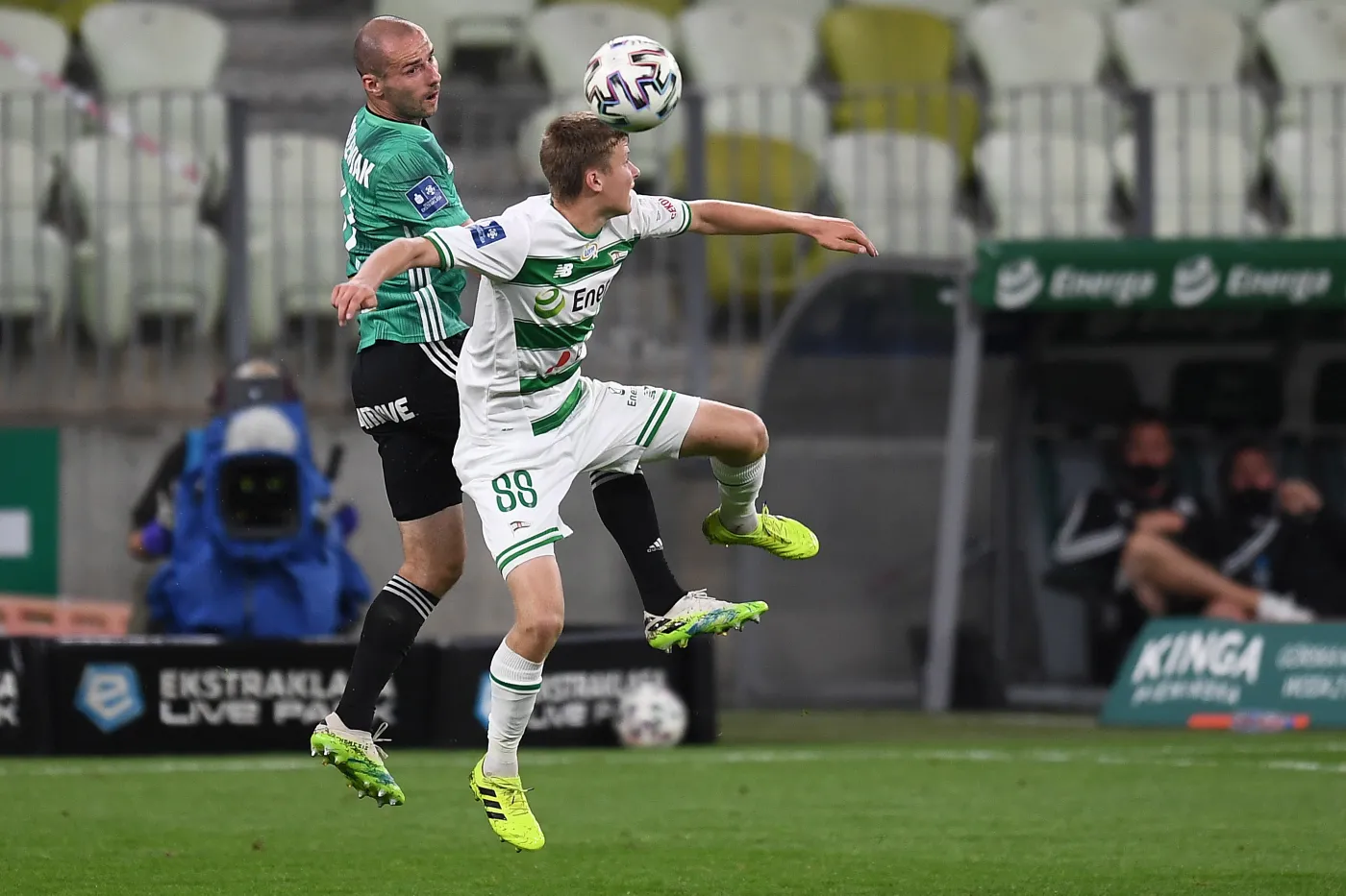 Piłkarz Lechii Gdańsk Jakub Kałuziński (P) i Mateusz Cholewiak (L) z Legii Warszawa podczas meczu grupy mistrzowskiej Ekstraklasy