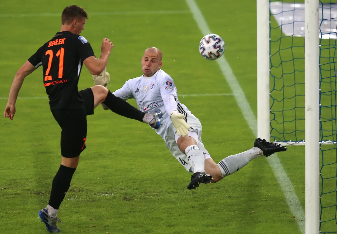 Zawodnik Zagłębia Lubin Bartosz Białek (L) strzela bramkę podczas meczu grupy spadkowej, 37. kolejki piłkarskiej Ekstraklasy Górnikiem Zabrze