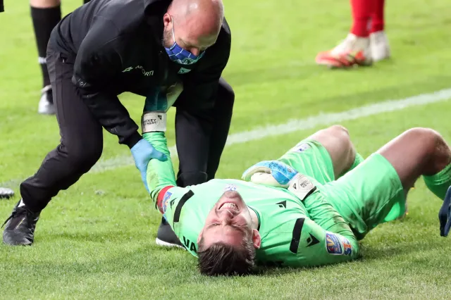 Dłuższa przerwa bramkarza Lecha Poznań Mickeya van der Harta w Ekstraklasie