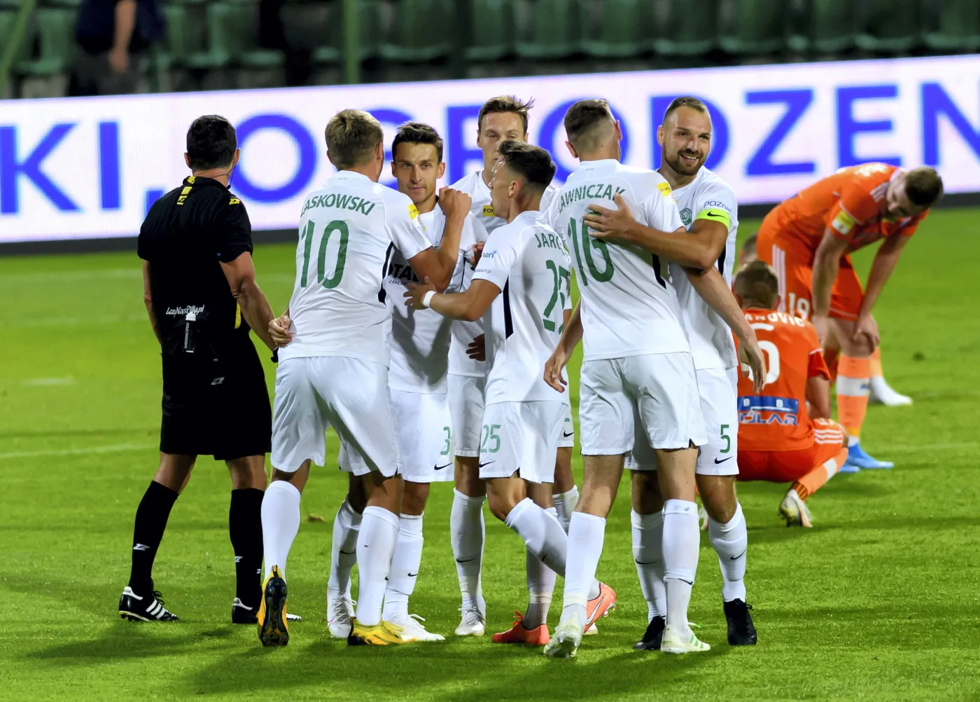 Radość piłkarzy Warty Poznań po wygranym 1:0 półfinałowym meczu barażowym o awans do Ekstraklasy z Bruk-Bet Termalica Nieciecza