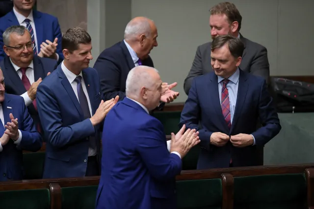 Porozumienie w Brukseli, a w tle napięcia w Zjednoczonej Prawicy. Ziobryści chcą grać pierwsze skrzypce