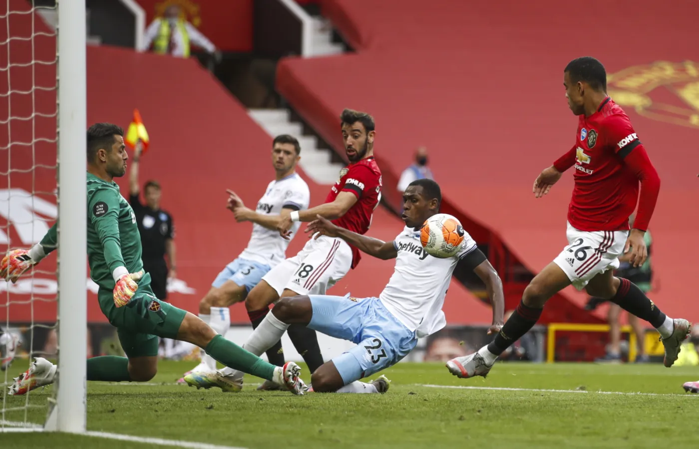 Łukasz Fabiański pozostaje wraz z West Ham w Premiere League
