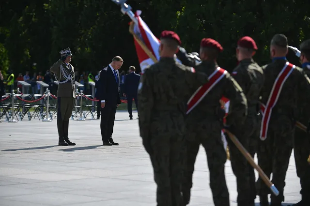 Prezydent przyjął zwierzchnictwo nad siłami zbrojnymi. "Żołnierze, kochani, wspaniali, możecie na mnie liczyć"