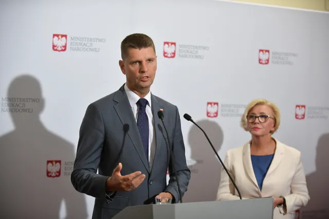 Samorządowcy biją w Piontkowskiego. "Maseczek i płynu wystarczy na dwa tygodnie"