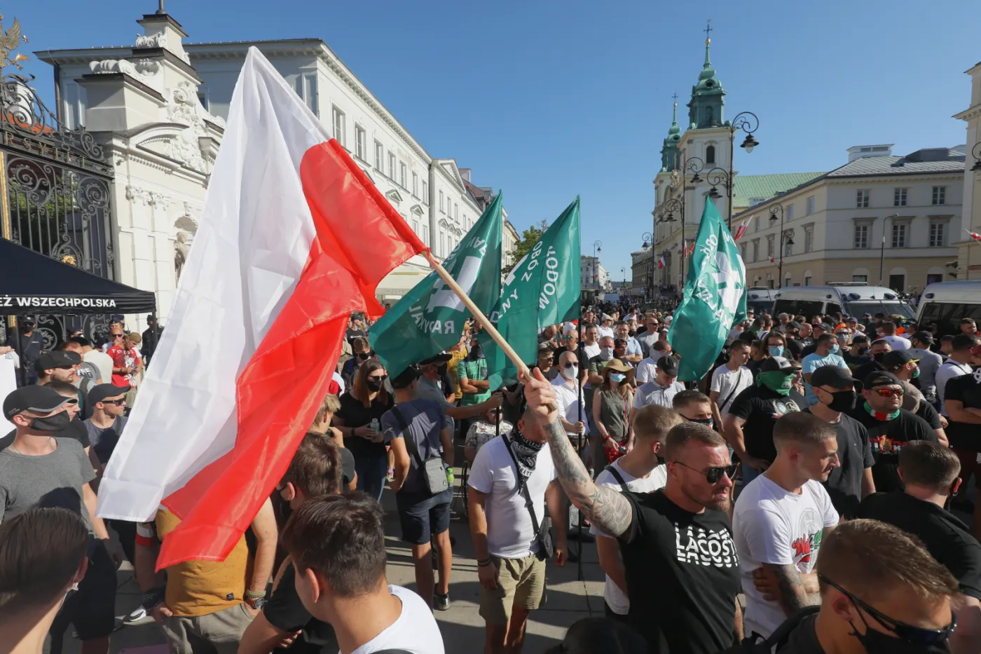Spalenie tęczowej flagi na wiecu narodowców. "Tylko frajerzy boją się tęczy"
