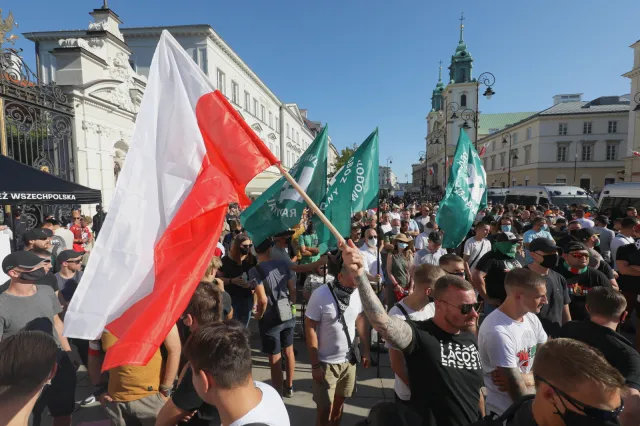 Spalenie tęczowej flagi na wiecu narodowców. "Tylko frajerzy boją się tęczy"