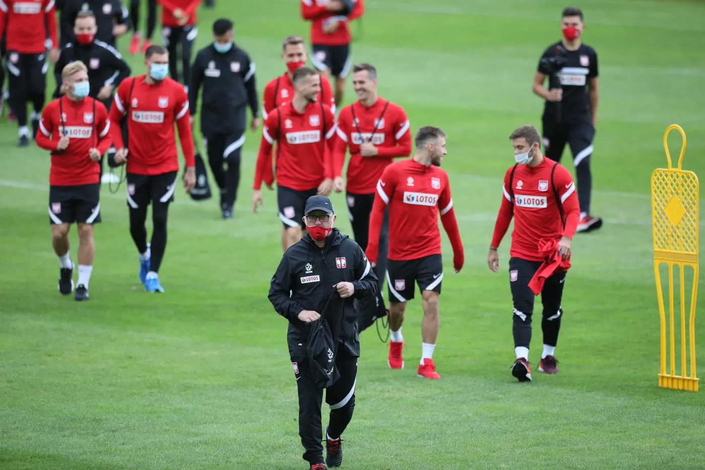 Selekcjoner reprezentacji Polski Jerzy Brzęczek (front) w drodze na trening drużyny w Warszawie, 2 bm. Polacy przygotowują się do meczu Ligi Narodów z Holandią