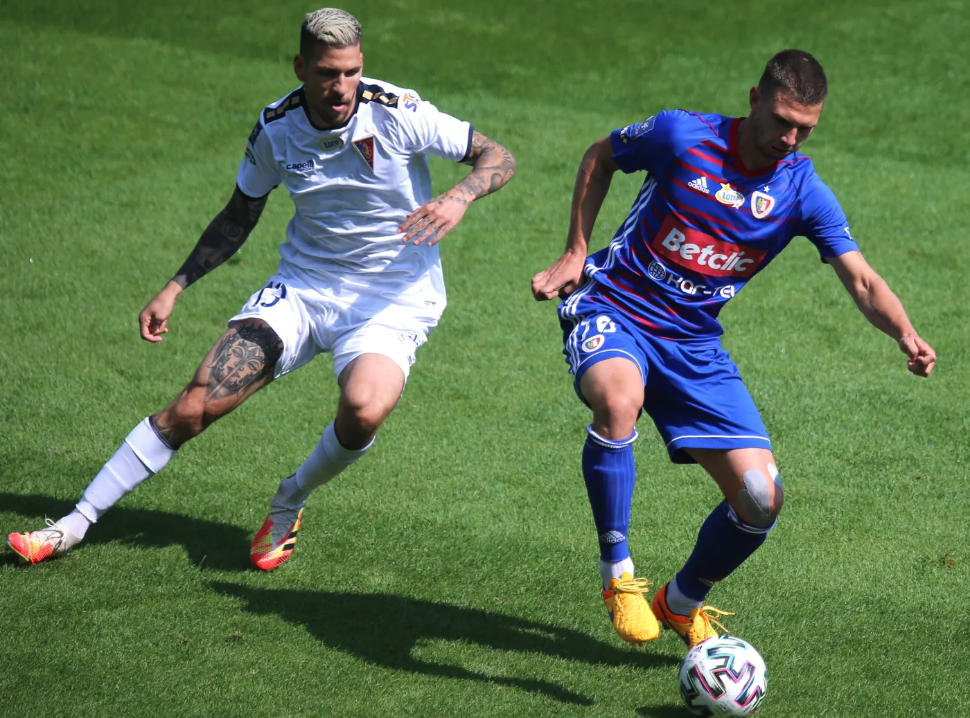 Piłkarz Piasta Gliwice Jakub Świerczok (P) i Kostas Triantafyllopoulos (L) z Pogoni Szczecin podczas meczu Ekstraklasy