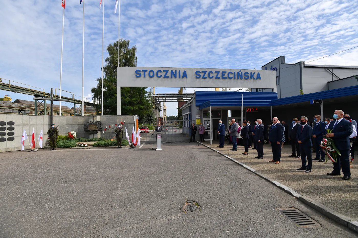 Uroczystości przed bramą Stoczni Szczecińskiej 