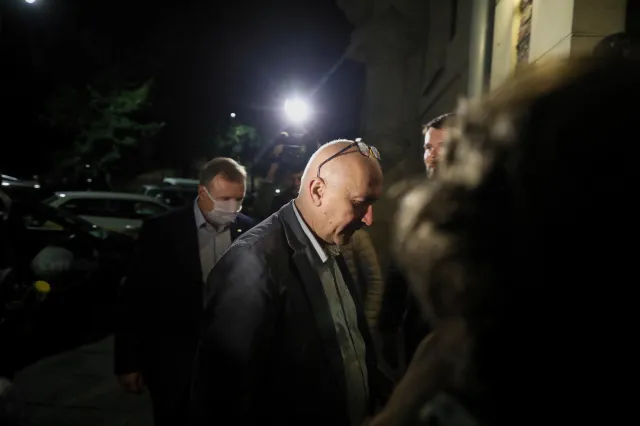 Nocna narada PiS w Krakowie. "Jak chcą startować sami, to niech spróbują"