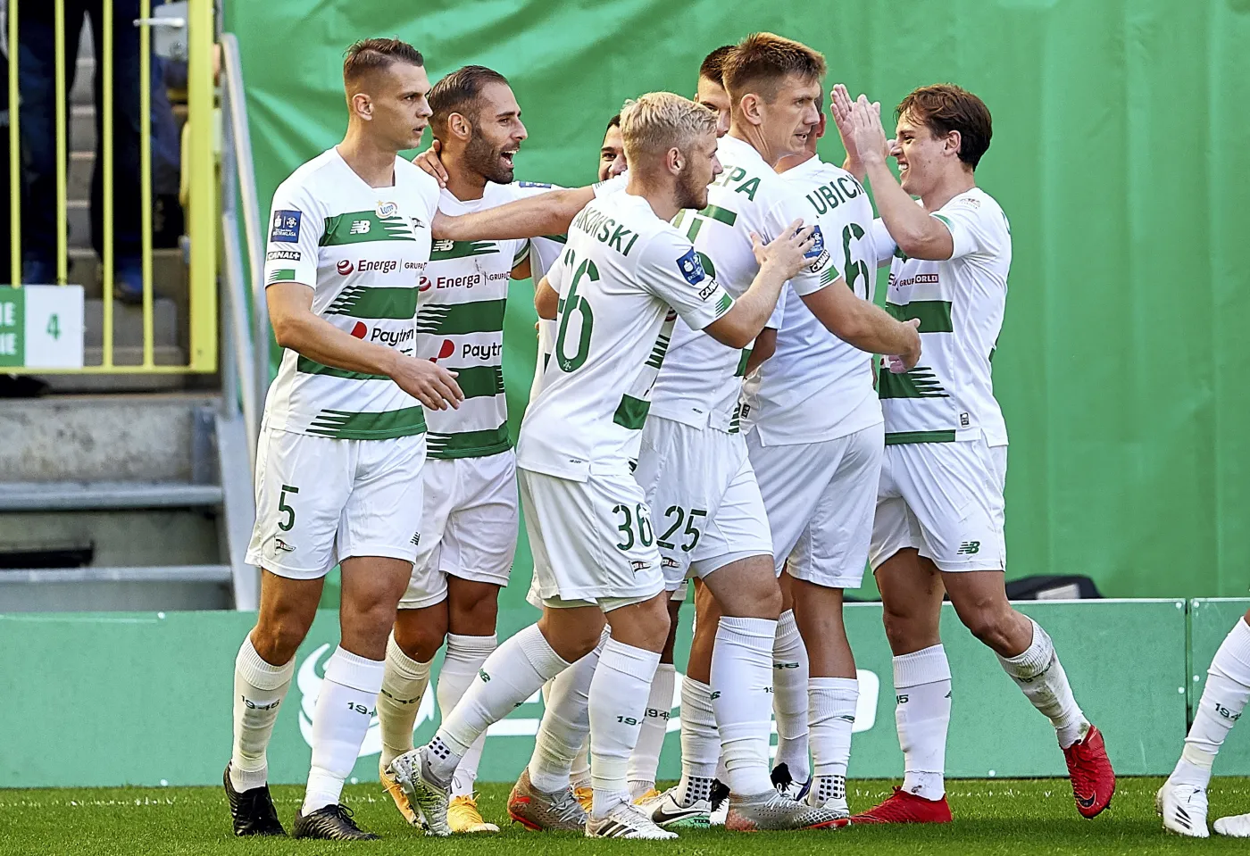 Radość piłkarzy Lechii Gdańsk po strzeleniu gola przez Flavio Paixao (2L) w meczu Ekstraklasy z PGE FKS Stal Mielec, na 
