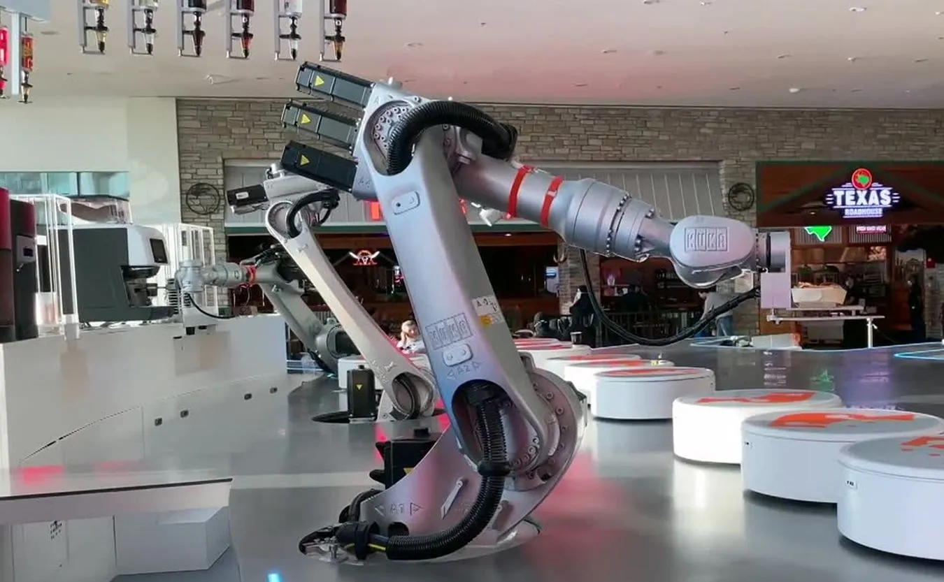Sensacja w Dubaju! Oto kawiarnia prowadzona przez roboty. Zobacz WIDEO