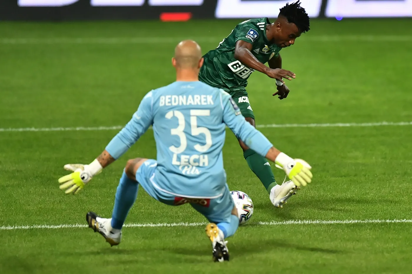 Piłkarz Śląska Wrocław Lubambo Musonda (P) i bramkarz Filip Bednarek (L) z Lecha Poznań podczas meczu Ekstraklasy