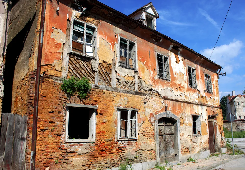 Zjawiskowy pałacyk popada w ruinę. Na kontynencie zostały jedynie trzy takie budynki [WIDEO]
