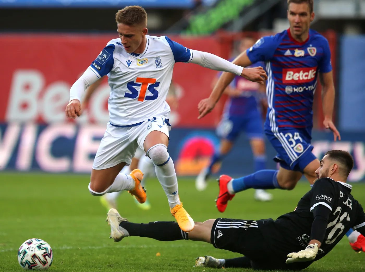 Bramkarz Piasta Gliwice Frantisek Plach (P) i Michał Skóraś (L) z Lecha Poznań podczas meczu piłkarskiej Ekstraklasy