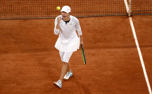 Iga Świątek zdemolowała Simonę Halep! Polka w ćwierćfinale French Open