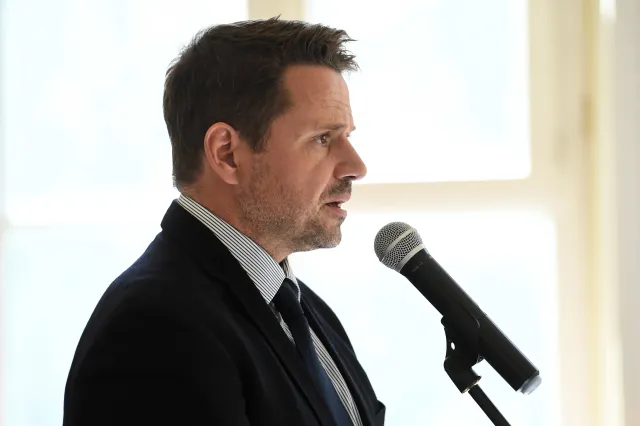 Trzaskowski: W Warszawie coraz więcej zakażonych w wieku 10-25 lat