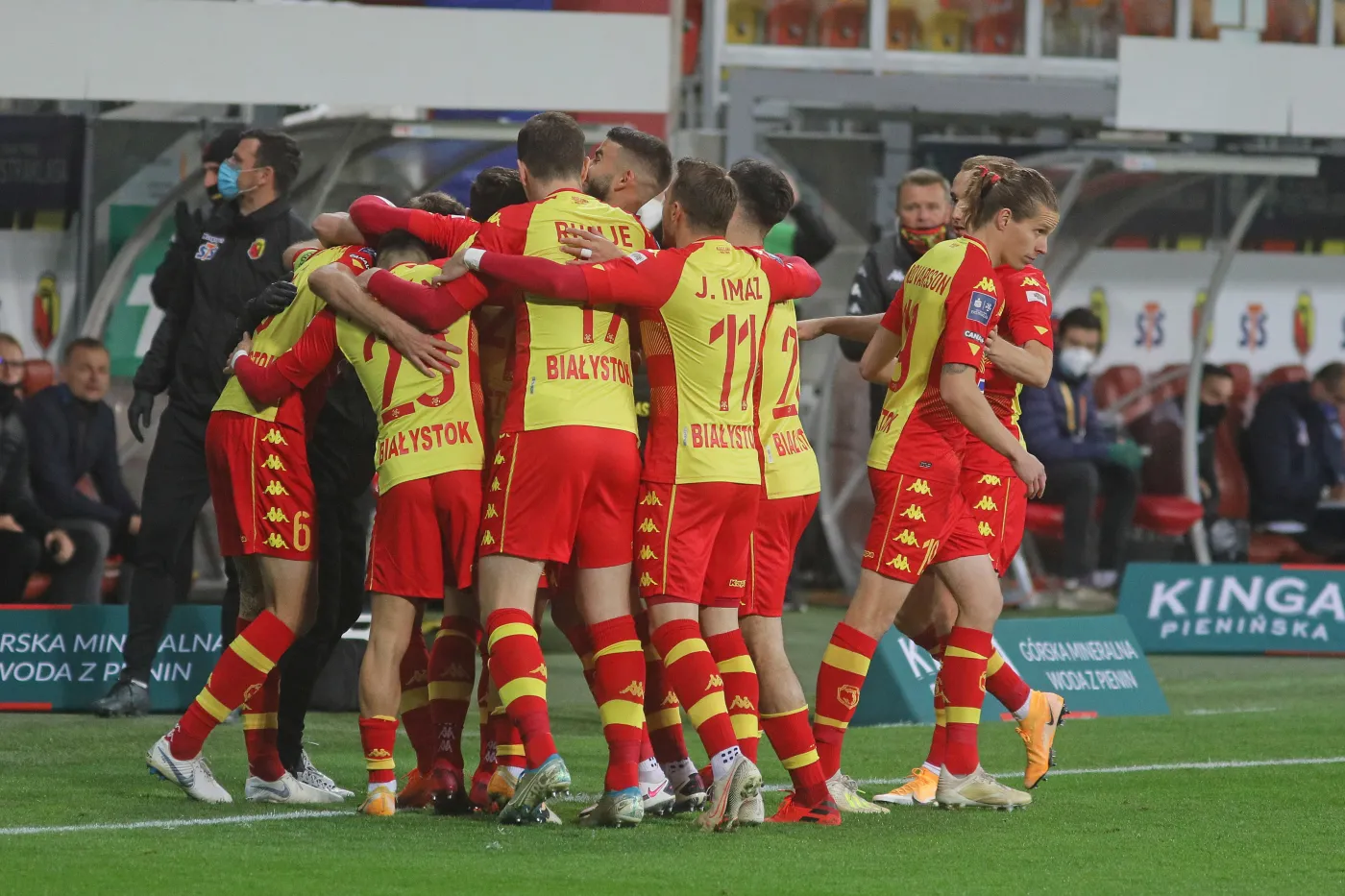 Radość zawodników Jagiellonii Białystok po zdobyciu bramki podczas meczu 7. kolejki piłkarskiej Ekstraklasy z Lechem Poznań