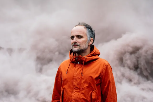 "Sportowe życie". Artur Rojek teledyskiem zapowiada album "Kundel"