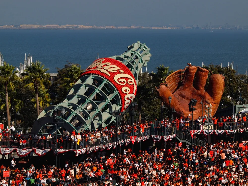Koniec Coca-Coli w plastiku? Koncern pokazał prototyp butelki z papieru [WIDEO]