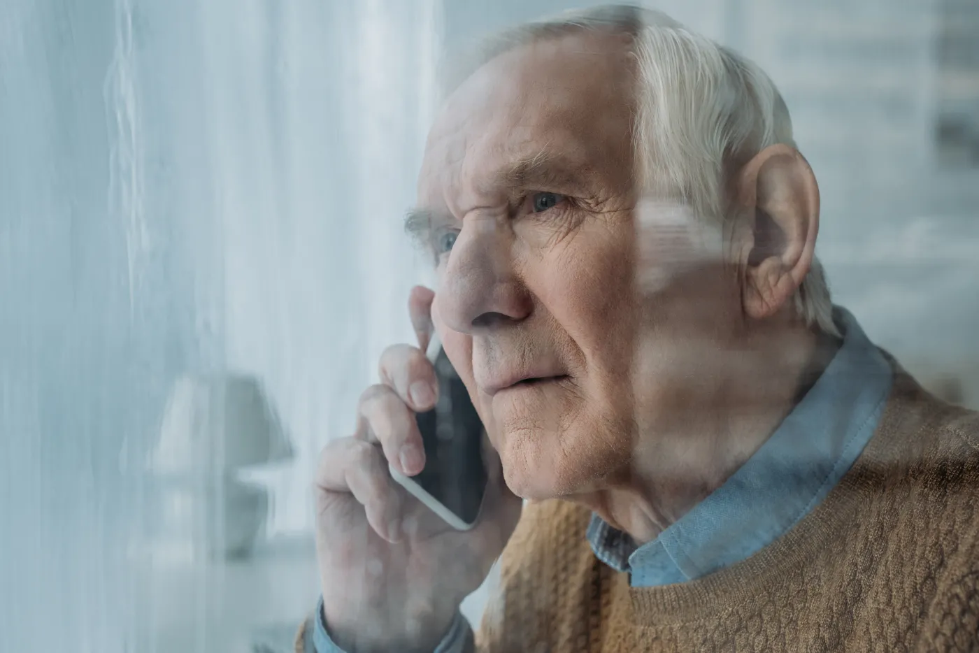 Seniorzy zostający w domach mogą uzyskać pomoc poprzez darmową infolinię