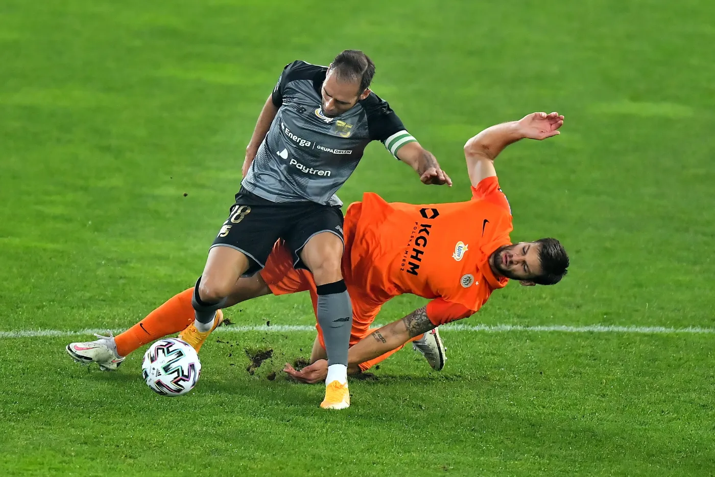 Piłkarz KGHM Zagłębia Lubin Lorenco Simić (P) i Flavio Paixao (L) z Lechii Gdańsk podczas meczu Ekstraklasy