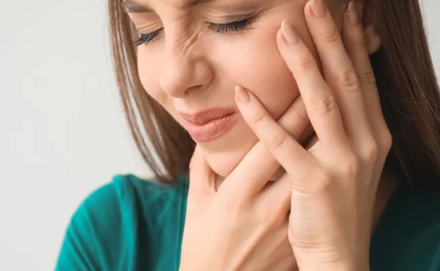 Przeskakiwanie szczęki może być objawem groźnej choroby? Stomatolog tłumaczy