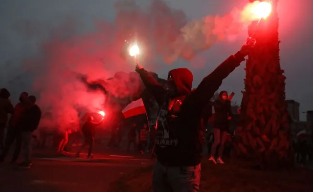 Starcia z policją, podpalenie mieszkania. Tak wyglądał Marsz Niepodległości w Warszawie [FOTO i WIDEO]