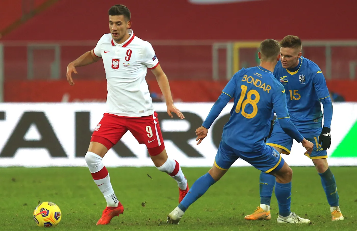 Polak Jakub Moder (L) oraz Valeriy Bondar (C) i Viktor Tsygankov (P) z Ukrainy podczas towarzyskiego meczu piłkarskiego na Stadionie Śląskim w Chorzowie