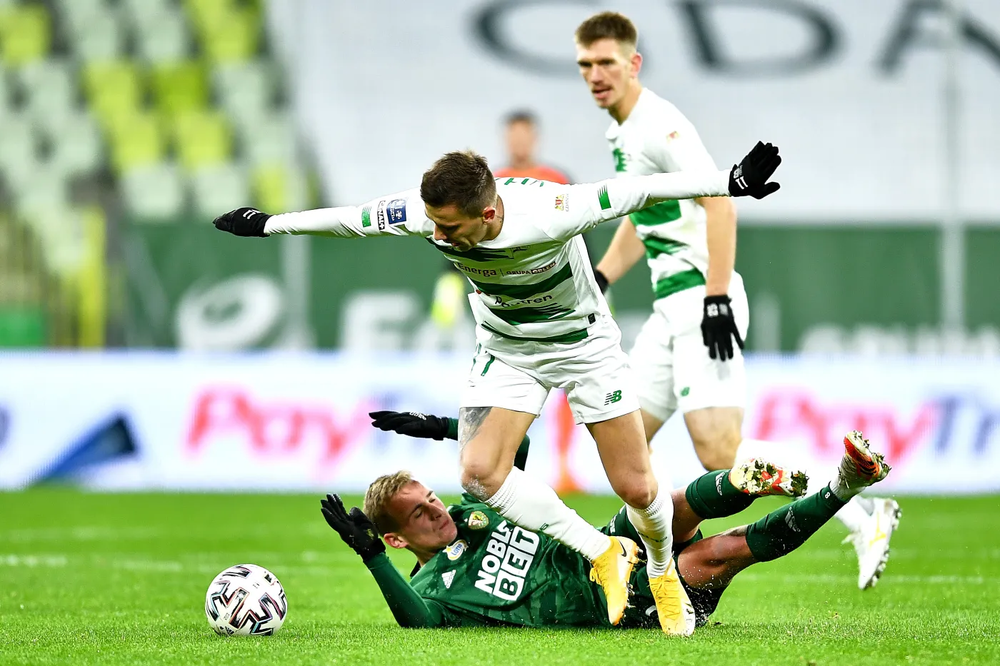 Piłkarze Lechii Gdańsk Jaroslav Mihalik (C) i Michał Nalepa (P) oraz Mateusz Praszelik (L) ze Śląska Wrocław podczas meczu Ekstraklasy na 