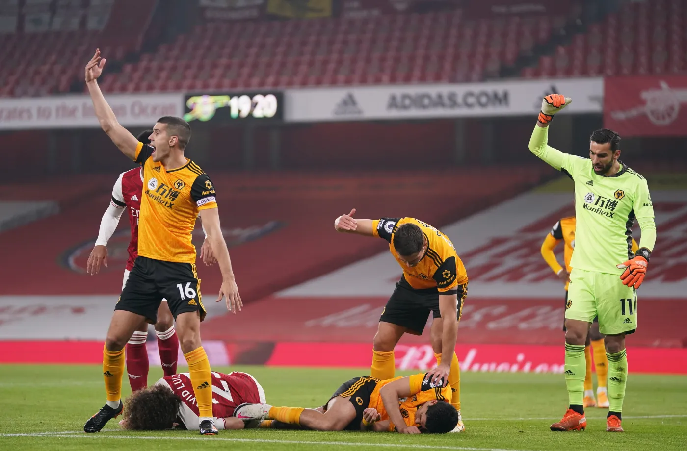 Raul Jimenez przeszedł operację czaszki. Piłkarz czuje się "komfortowo"