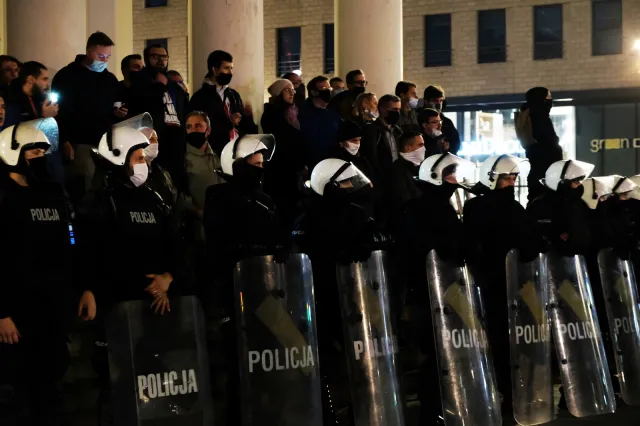Komu Polacy ufają najbardziej? Policja i Kościół nie mają się czym chwalić. SONDAŻ