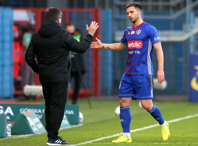 Świerczok strzelił gola z połowy boiska. Trwa seria Piasta bez porażki