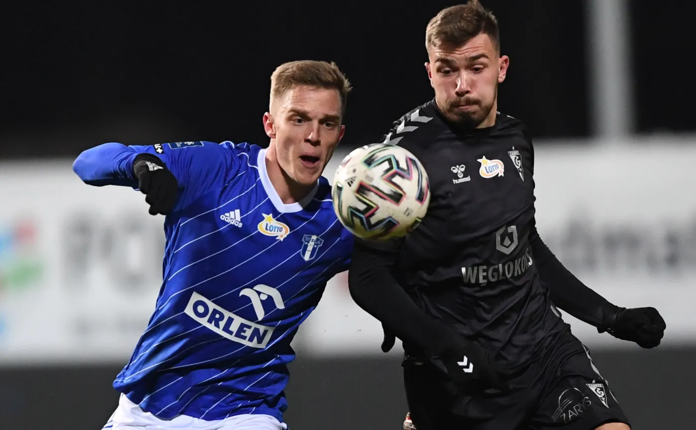 Zawodnik Wisły Płock Mateusz Lewandowski (L) i Przemysław Wiśniewski (P) z Górnika Zabrze podczas meczu 12. kolejki piłkarskiej Ekstraklasy