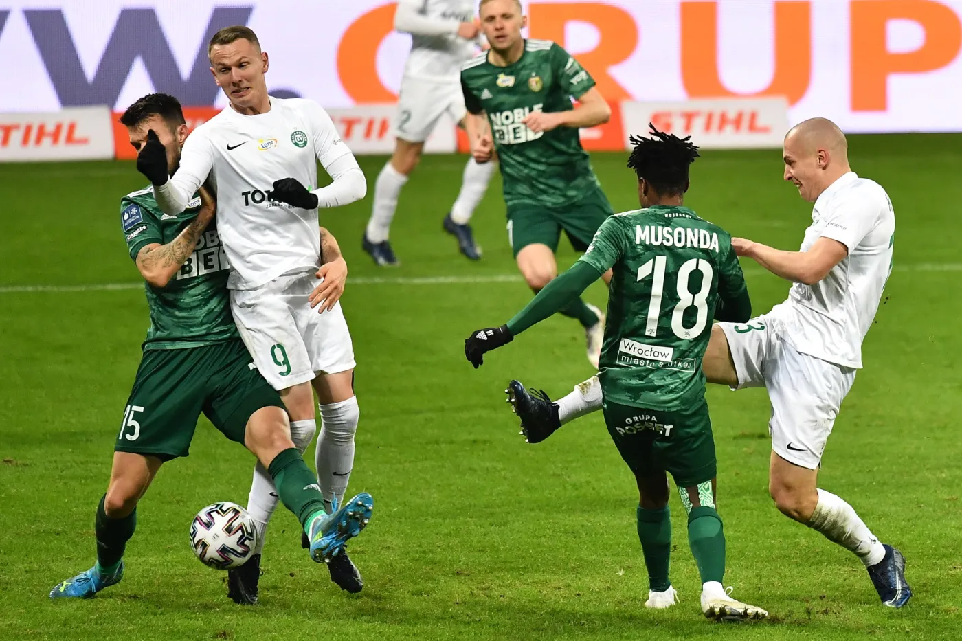 Piłkarze Śląska Wrocław Mark Tamas (L) i Lubambo Musonda (2P) oraz Mateusz Kuzimski (2L) i Jakub Kuzdra (P) z Warty Poznań podczas meczu Ekstraklasy