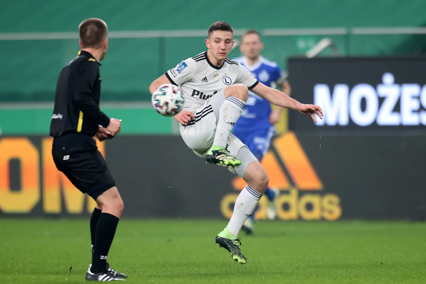 Zawodnik Legii Warszawa Bartosz Slisz (C) podczas meczu 14. kolejki piłkarskiej Ekstraklasy ze Stalą Mielec