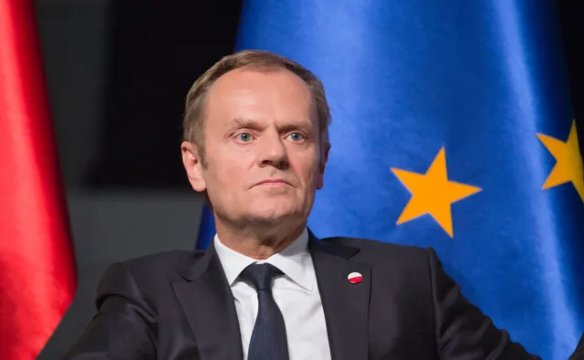 Tusk drwi z Morawieckiego. W roli głównej szczepionka