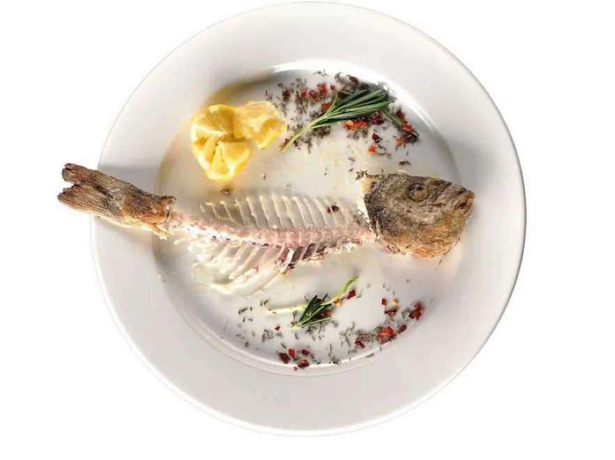 Jak uporać się z ością w gardle? Porady lekarza, o których warto pamiętać