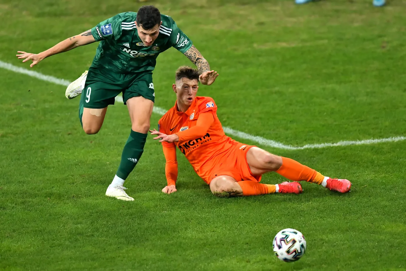 Piłkarz drużyny KGHM Zagłębie Lubin Mateusz Bartolewski (P) i Erik Exposito (L) ze Śląska Wrocław podczas meczu Ekstraklasy