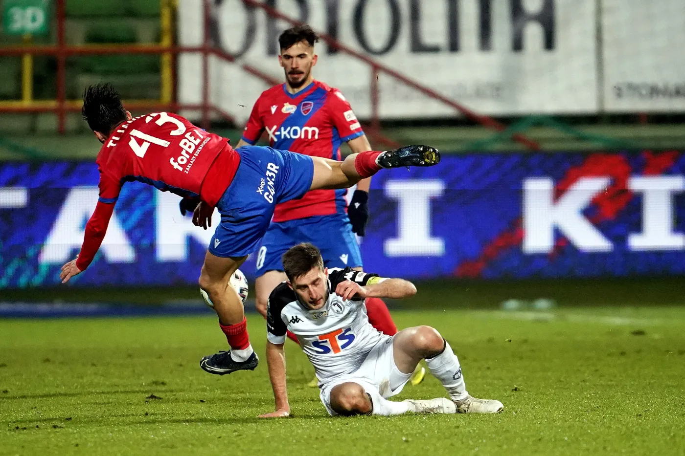 Emocje tylko w doliczonym czasie gry. Raków goni lidera [WYNIKI i TABELA]