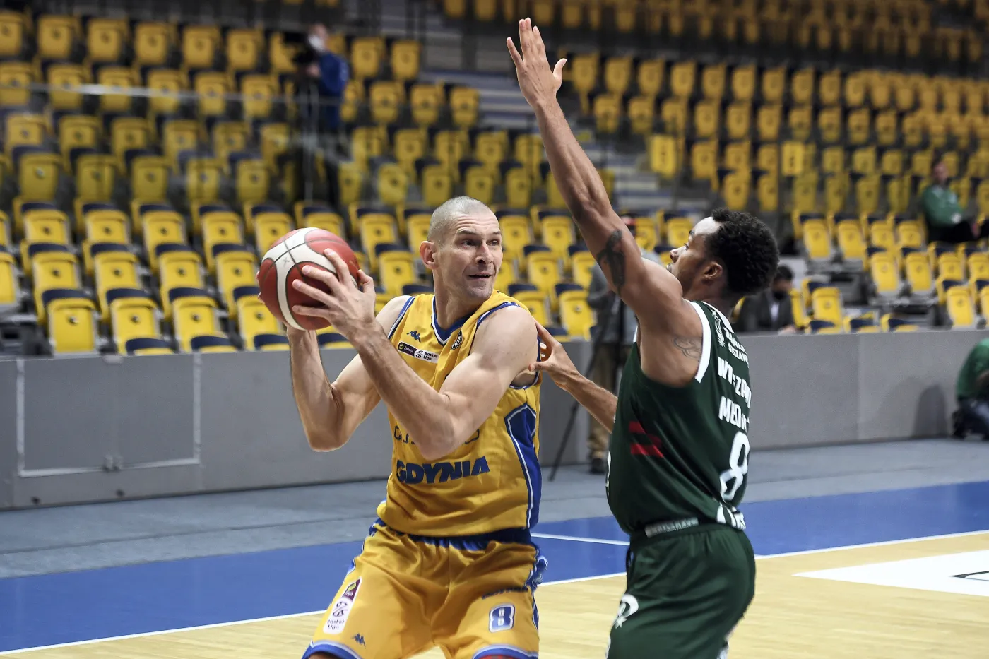 Koszykarz drużyny Asseco Arka Gdynia Filip Dylewicz (L) i Lester Medford jr (P) z zespołu Legia Warszawa podczas meczu Ekstraklasy, w hali 