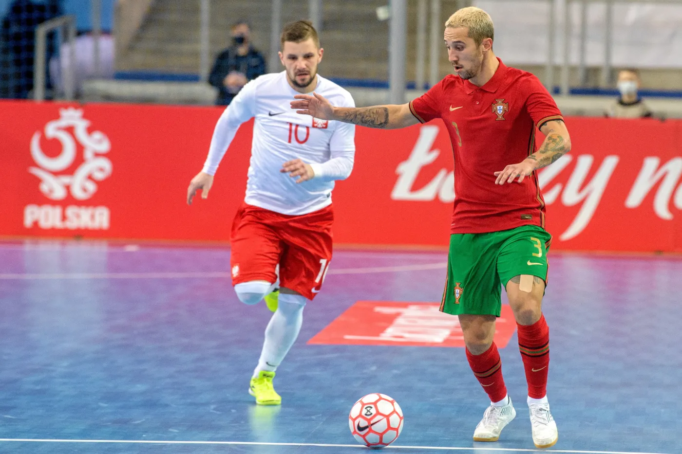 Piłkarz reprezentacji Polski Sebastian Leszczak (L) i Miguel Angelo (P) z Portugalii podczas meczu eliminacyjnego mistrzostw Europy w futsalu, w hali 