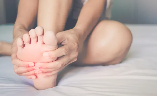 Zmiany na języku, dłoniach, stopach u zakażonych koronawirusem. Nowe OBJAWY