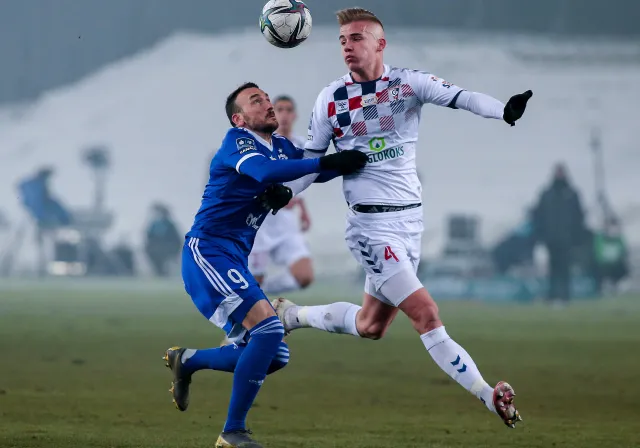 Chudy obronił karnego, Krawczyk trafił w ostatniej minucie, Górnik pokonał Stal [WYNIKI i TABELA]