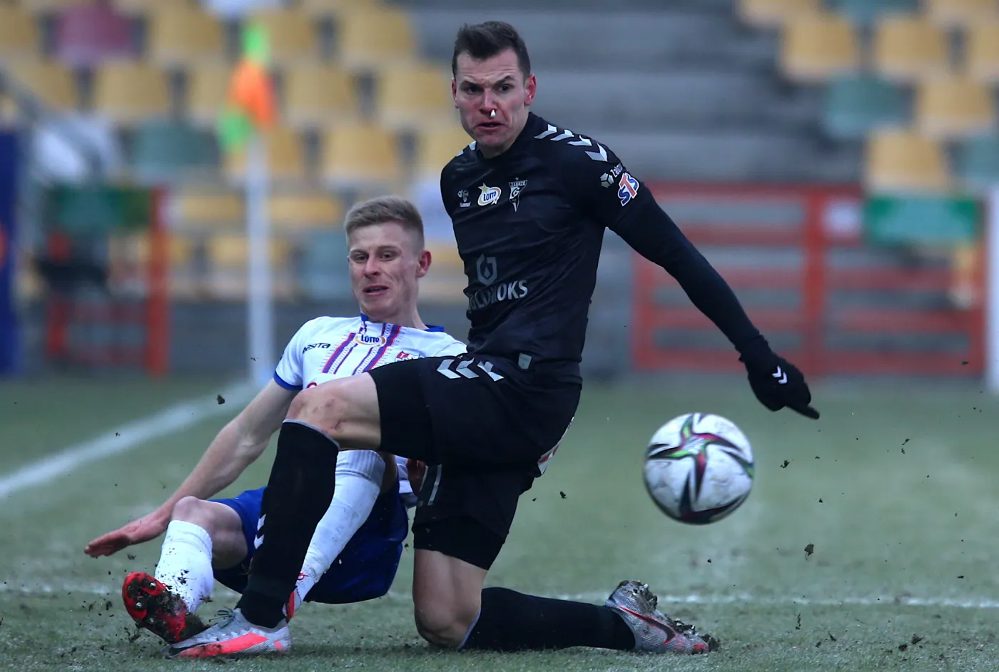 Piłkarz Podbeskidzia Bielsko-Biała Mateusz Marzec (L) i Adrian Gryszkiewicz (P) z Górnika Zabrze podczas meczu Ekstraklasy