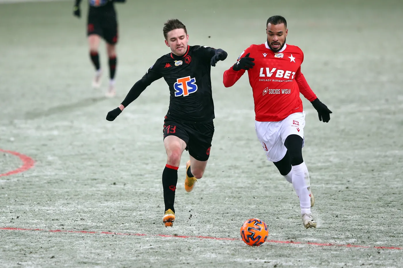 Piłkarz Wisły Kraków Felicio Brown Forbes (P) i Fedor Cernych (L) z Jagiellonii Białystok podczas meczu Ekstraklasy